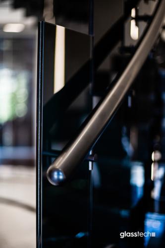 şüşə məhəccər